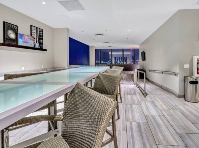 Building Photo - 1555 Elm St