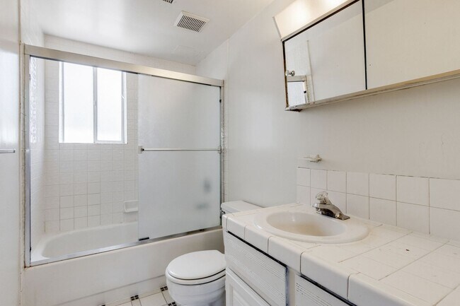 Building Photo - 4 bedroom house close to CSU