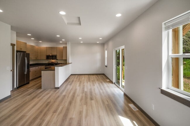Building Photo - Gorgeous 3 Bedroom condos with double stal...