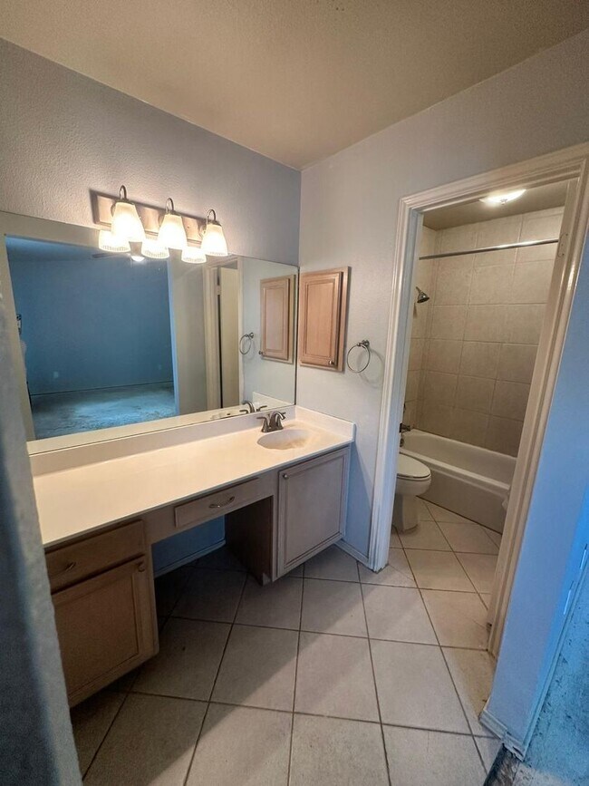 Building Photo - 3 BD/2.5 BA AVAILABLE IN GATED COMMUNITY I...