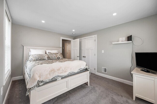 Building Photo - 352 Portsmouth Ave