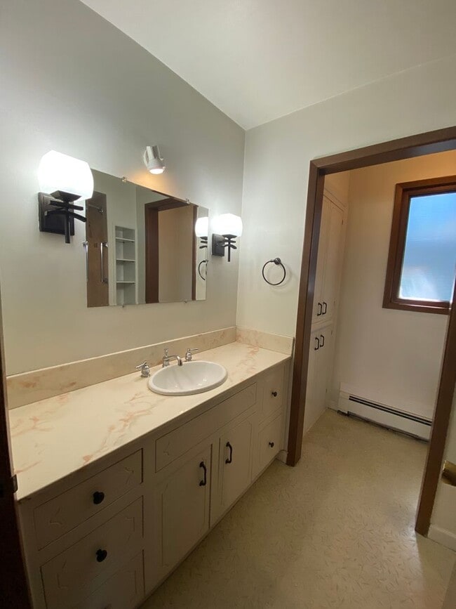 Building Photo - Stunning 3 bed, 2 bath home in historic Ro...