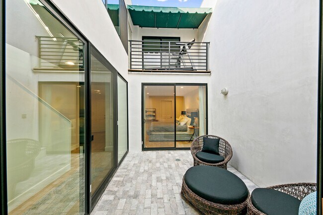 Building Photo - 6502 Dume Dr