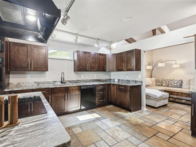 Building Photo - 6241 Bayside Dr