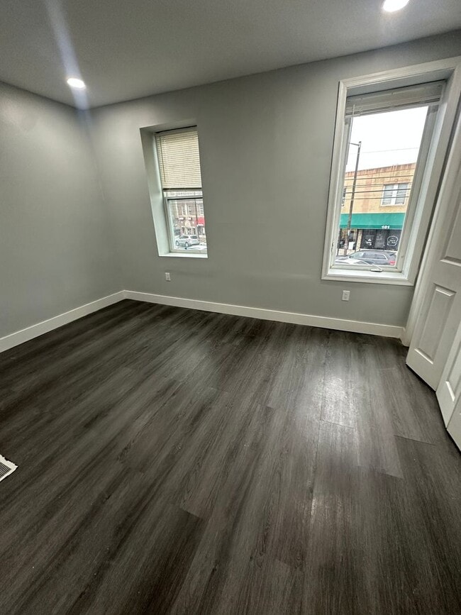 Building Photo - 1325 S 21st St