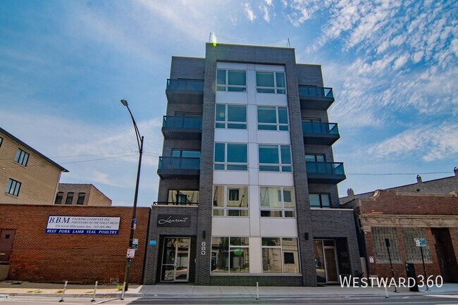 Building Photo - 880 N Milwaukee Ave