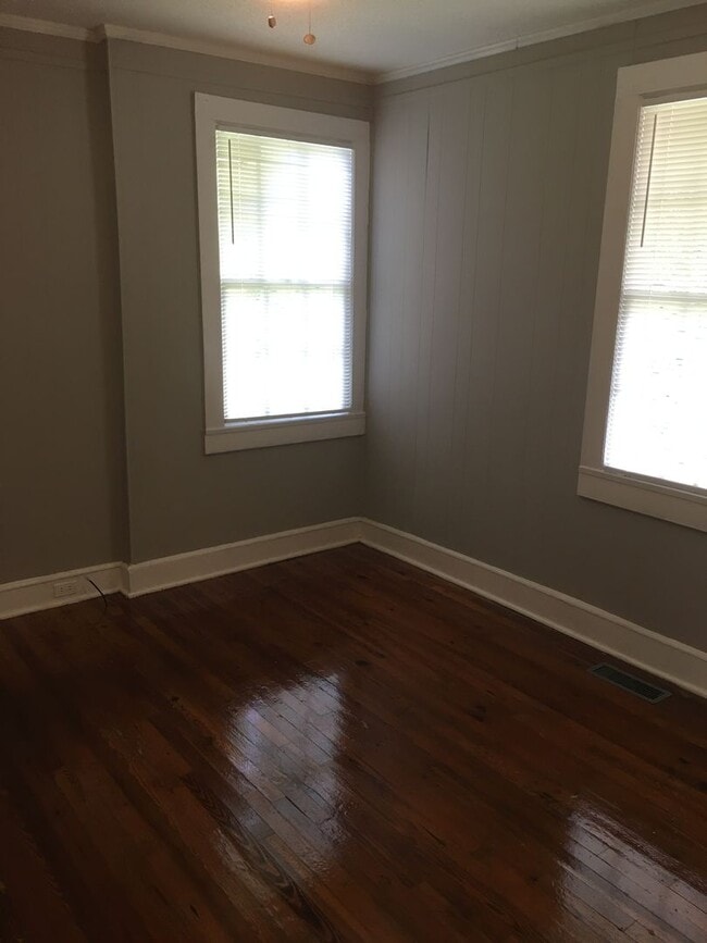 Building Photo - 2/1 House in Celanese $1095