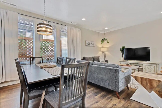 Building Photo - Beautiful 3 bedroom Single Level Home _ Pe...