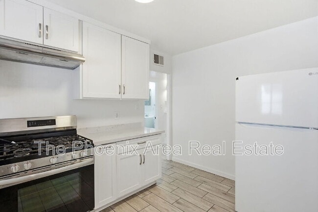 Building Photo - 2245 E Flower St