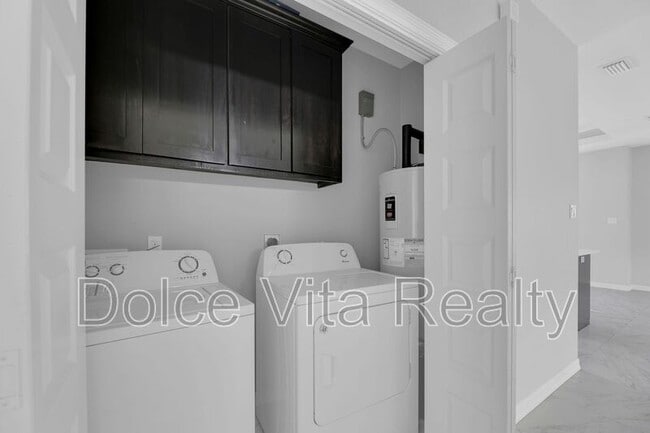 Building Photo - 1012 E la Cantera Ave