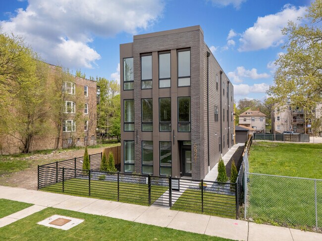 Building Photo - 5921 S Calumet Ave