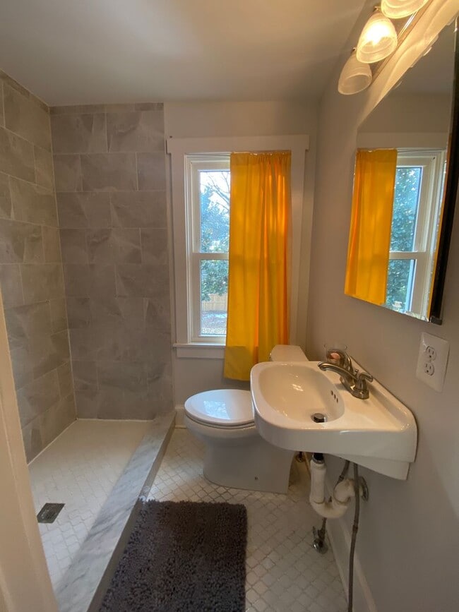 Building Photo - 4 Bedroom / 2 Bath Eastport Cape Cod
