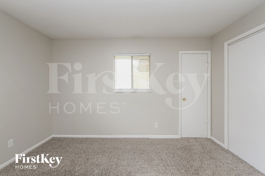 Building Photo - 221 Grovewood Dr