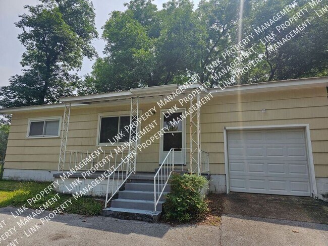 Building Photo - Don't Miss this Charming 2 bedroom with Ga...