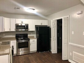 Building Photo - 140 Pineland Cir