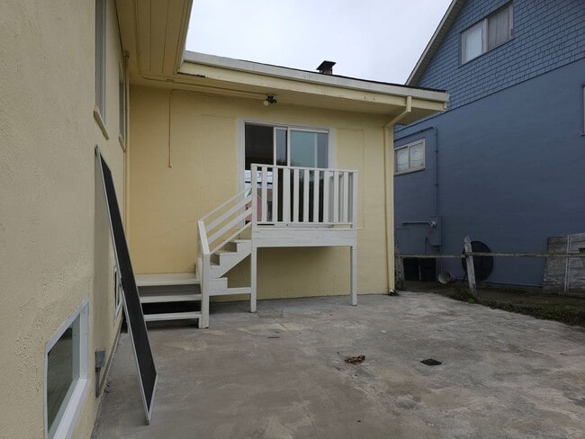 Building Photo - Large 5 bedroom 2 bath Split Level House w...