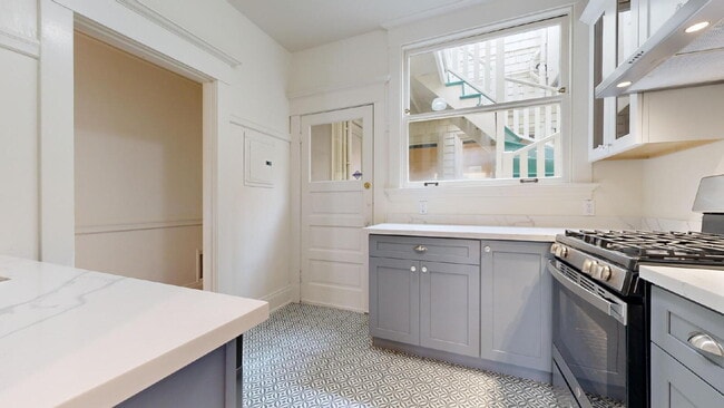 Building Photo - Charming 2BR/1BA in Cole Valley – Garage Parking, In-Unit Laundry & Private Backyard