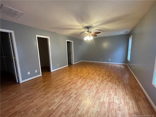 Building Photo - 596 E Lake Ridge Rd