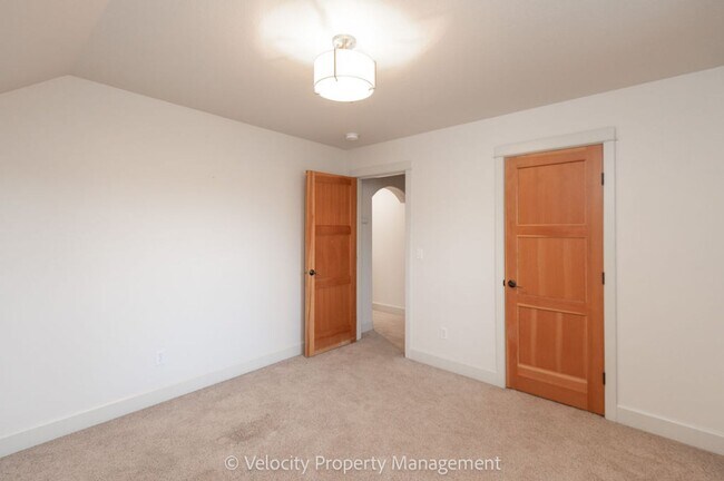 Building Photo - Beautiful NW Bend Home!