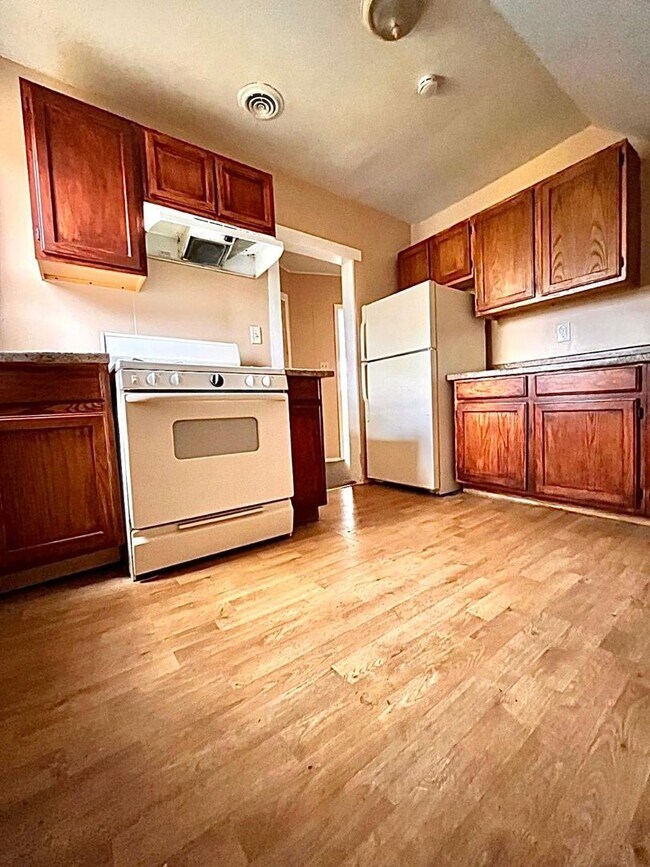 Building Photo - 67 Derby Ave