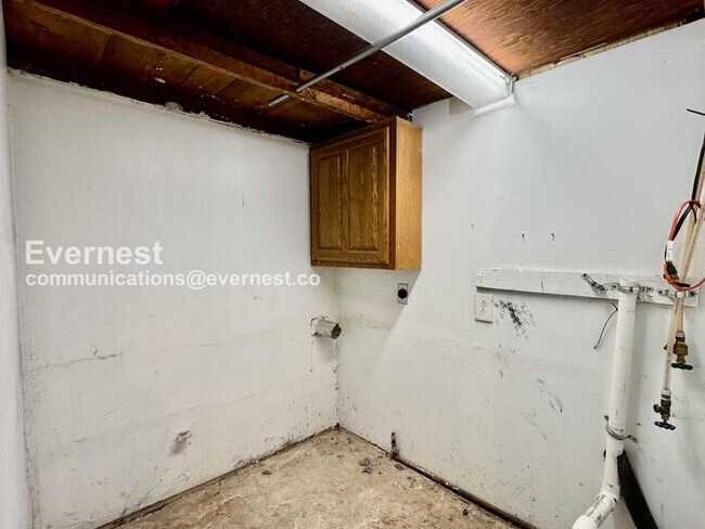 Building Photo - 2 Bed/1 Bath Home with Garage / Pet-Friendly / Available Now!