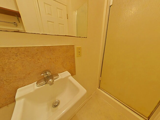 Building Photo - 3 Bedroom House ~ Close to Campus