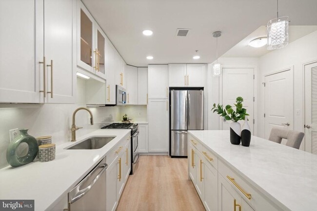 Building Photo - 8220 Crestwood Heights Dr