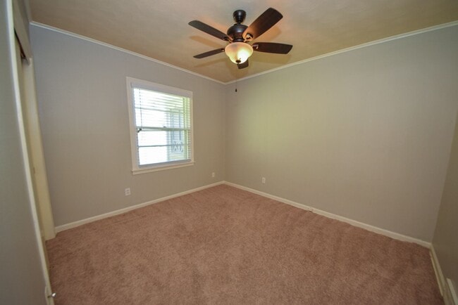 Building Photo - Cute and UPDATED 3 bed 2 bath home near GREAT SCHOOLS.