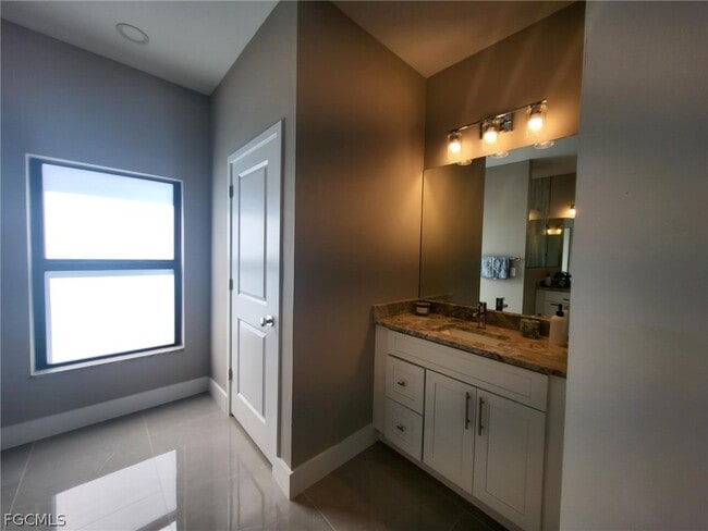 Building Photo - 654 NE 5th Pl