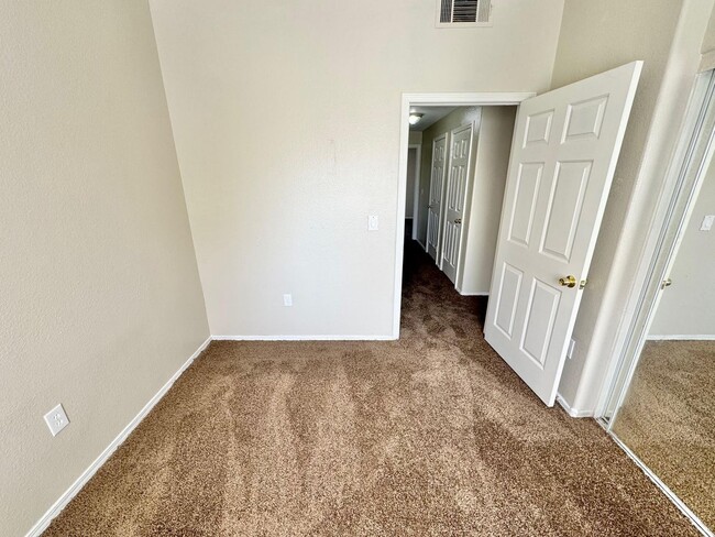 Building Photo - **BEAUTIFUL 3 BEDROOM, 2 BATHROOM DOWNSTAI...