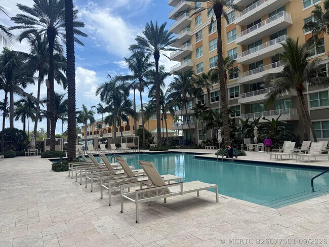Building Photo - 700 E Boynton Beach Blvd