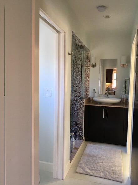 Walk in shower - 2414 Harding St