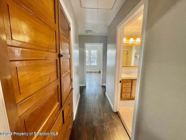 Building Photo - 304 E Elm St