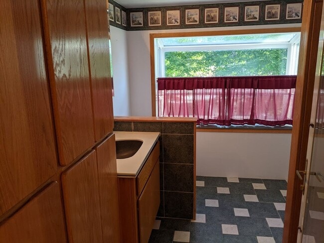 Building Photo - 3 Bedroom 2 Bath Orchards House