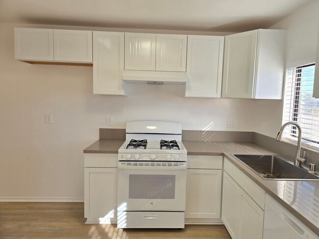Building Photo - 8249 Catalpa Ave