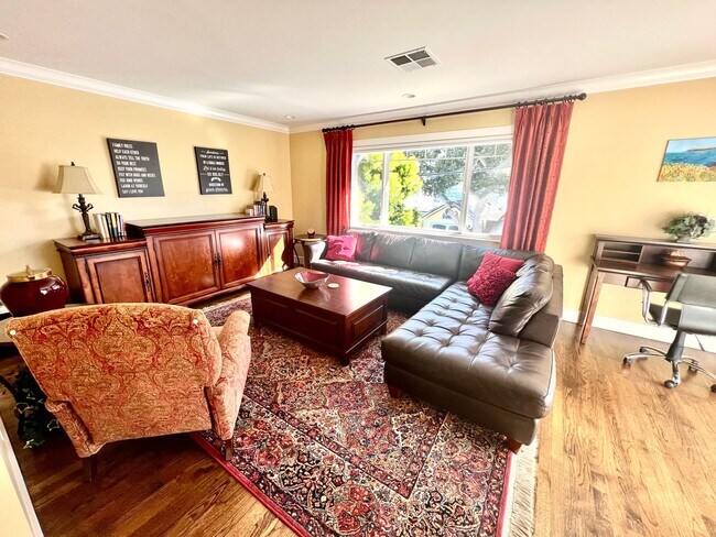 Building Photo - Charming 2 bed 1 bathroom unit in Pacific ...