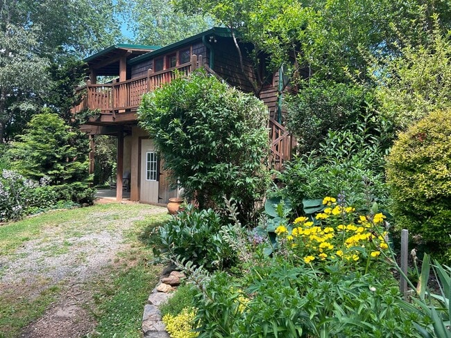 Building Photo - East AVL - Beautiful Zen Garden Apt with Sauna!