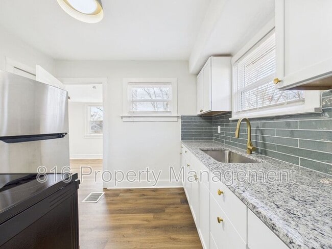 Building Photo - 4542 Chestnut Ave