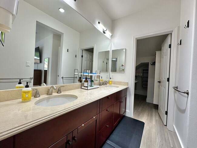 Building Photo - Modern & Custom 3 Bedroom / 2.5 Bathroom H...