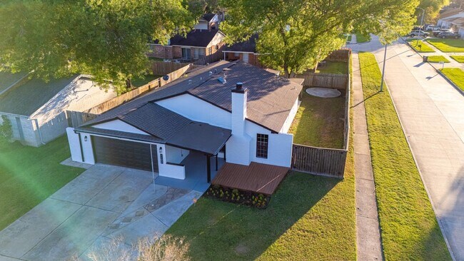 Building Photo - 1102 Ashdale Dr