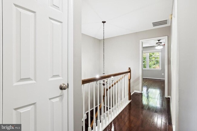 Building Photo - 10150 Village Knolls Ct