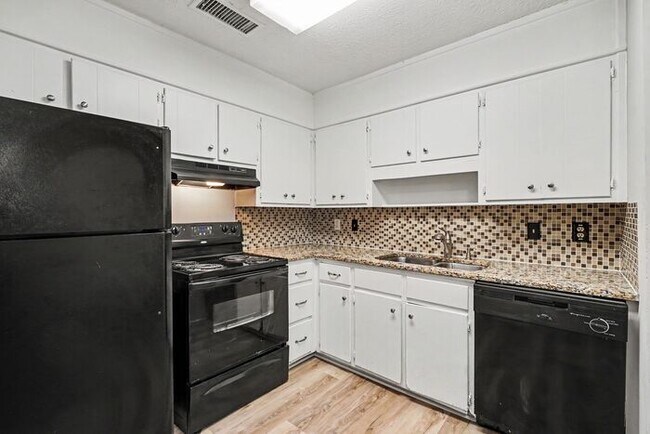 Building Photo - 2BR/1BA Duplex Conveniently Located Off Pleasant Hill & Cruse Rd!