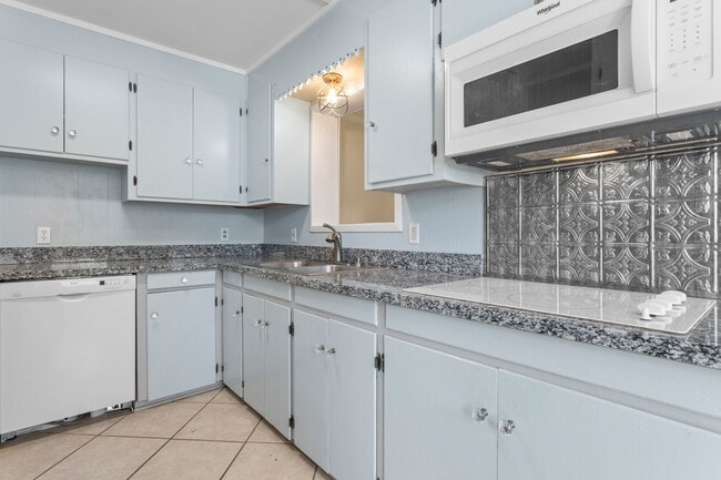 Building Photo - Charming 3-Bedroom Home in the Heart of Ocean Springs!