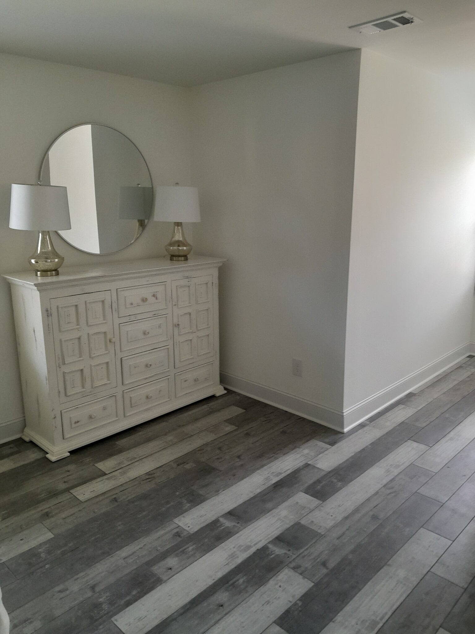 Building Photo - 2301 Willow Creek Ct E