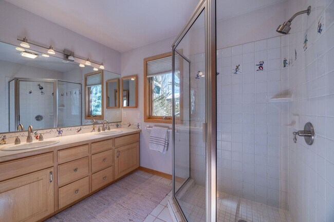 Building Photo - Attached garage! Beautiful views! Heart of...