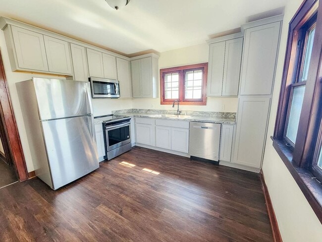 Building Photo - Renovated 2-Bedroom Upper Duplex Unit