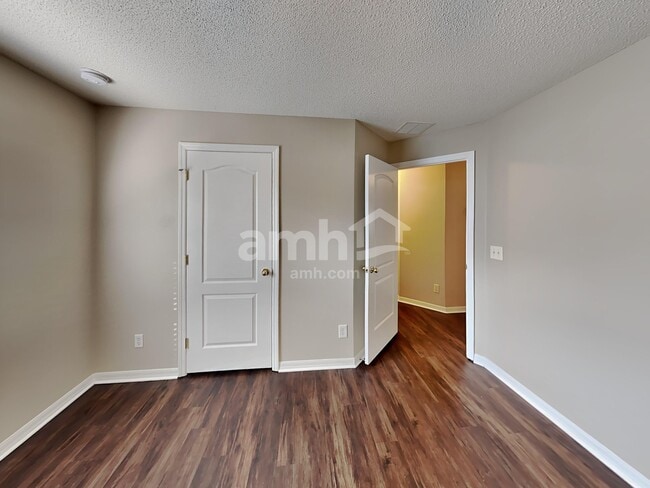 Building Photo - 1913 Southern Oak Loop