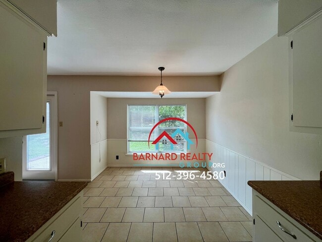 Building Photo - Available July 12: Duplex Close to Texas S...