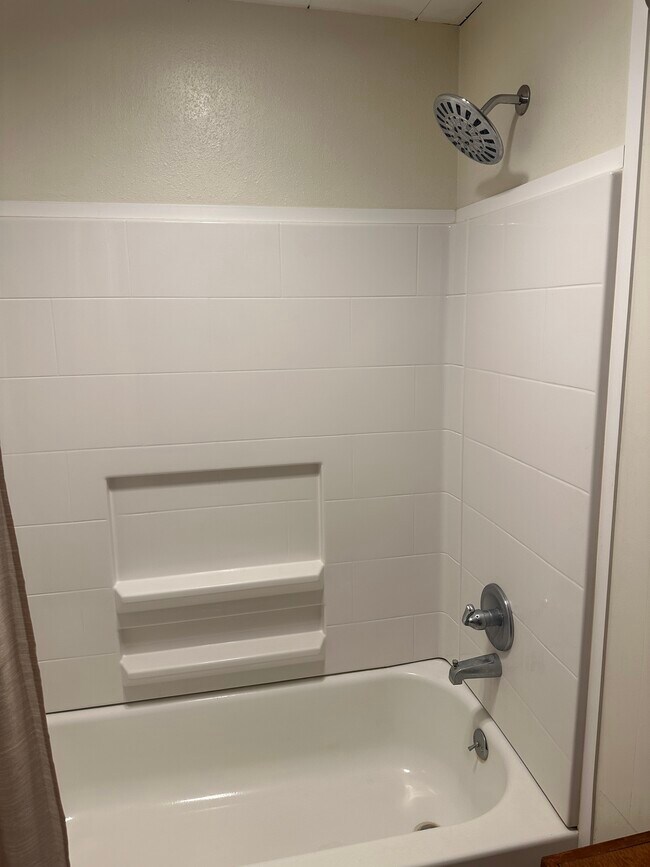 Full size tub - 231 NE 10th St