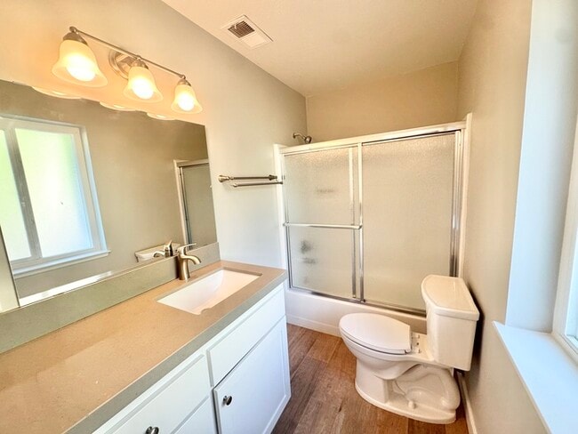 Building Photo - Beaitifully updated 2 bedroom 1.5 bathroom...
